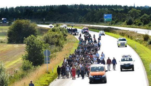 Refugiados intentan cruzar Dinamarca a pie para llegar a Suecia