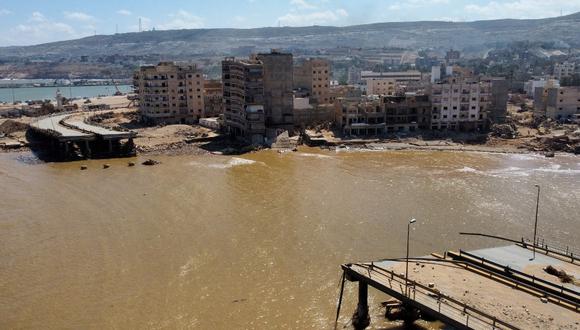 Esta toma aérea muestra un puente destruido en la ciudad de Derna, al este de Libia, luego de las devastadores inundaciones que dejaron al menos 11 mil muertos y otros tantos miles de desaparecidos en setiembre de este año.