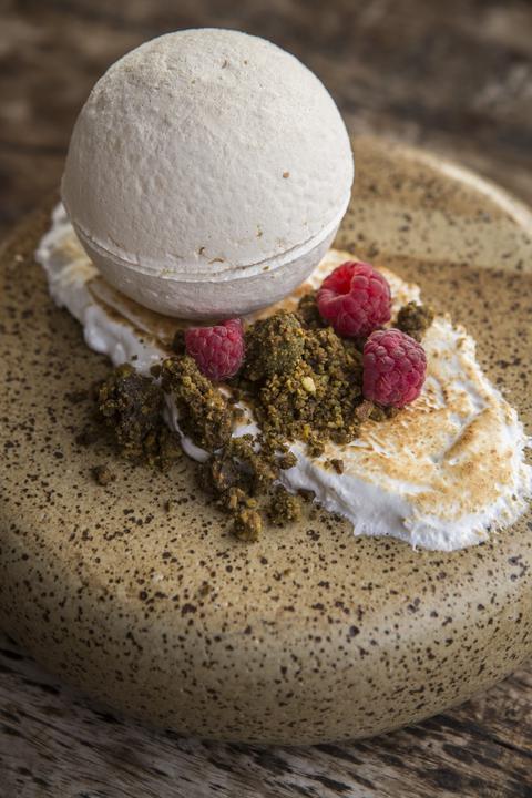 Esfera rellena de crema de limón. 