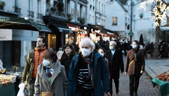 Personas con mascarilla caminan en París, Francia. AP