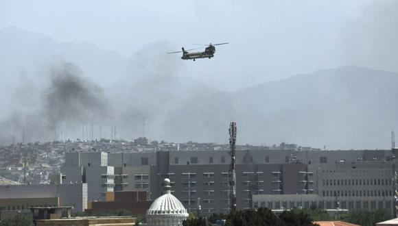 Los combatientes talibanes entraron a las afueras de la capital afgana el domingo, reforzando aún más su control sobre el país cuando los trabajadores aterrorizados huyeron de las oficinas gubernamentales y los helicópteros aterrizaron en la Embajada de los Estados Unidos. (Foto: AP / Rahmat Gul).