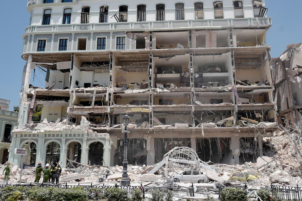 Vista del Hotel Saratoga tras la potente explosión que sacudió La Habana el viernes 6 de mayo de 2022. (Foto: Adalberto ROQUE / AFP)