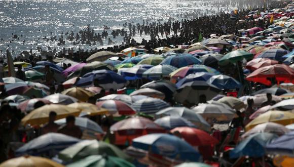La gente disfruta de la playa de Ipanema en medio del brote del coronavirus (COVID-19), en Río de Janeiro, Brasil, el 17 de enero de 2021. (REUTERS/Ricardo Moraes).