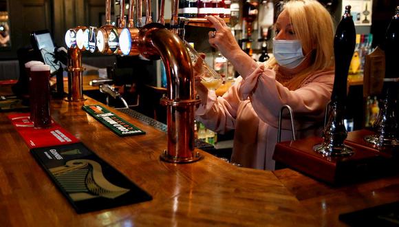 Una de las actividades más arriesgadas ante la pandemia del nuevo coronavirus  es ir a un bar. (Foto: Reuters)