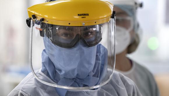 Un trabajador sanitario en un hospital de Colombia. (Foto: Juan BARRETO / AFP)