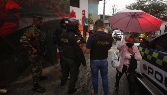 Miembros de la Policía Nacional de Colombia realizan un patrullaje hoy en el barrio La Sierra en Medellín (Colombia), para garantizar la seguridad en este sector debido al "Paro Armado".