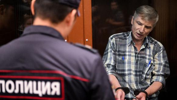 Alexei Gorinov, acusado de difundir "información falsa a sabiendas" sobre el ejército ruso que lucha en Ucrania, se encuentra dentro de una celda de vidrio durante la audiencia del veredicto en su juicio en un tribunal de Moscú el 8 de julio de 2022. (Kirill KUDRYAVTSEV / AFP).