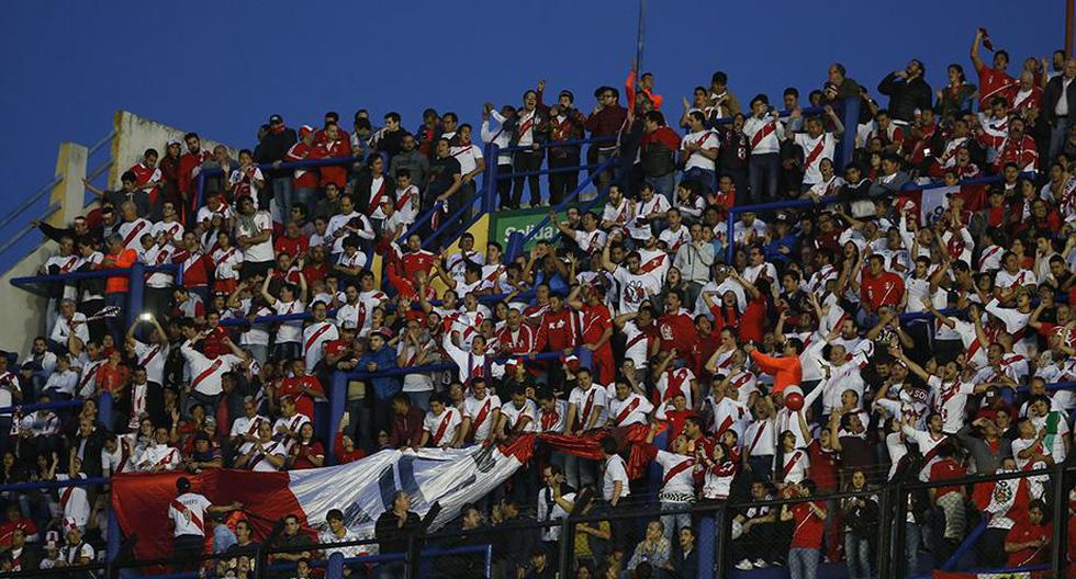 Cuando falta pocos minutos para el final del partido, los hinchas peruanos no dejaron de alentar. (Foto: Getty Images | Video: YouTube)