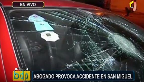 jóvenes de 19 y 21 años quedaron graves tras choque de auto y motocicleta en el distrito de San Miguel. (Panamericana TV)