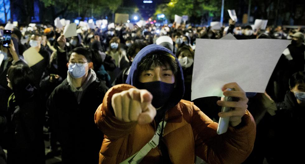 Manifestantes en las calles de Beijing, China, reclaman al Gobierno por su política de Covid Cero. Fotografía del 27 de noviembre del 2022. REUTERS