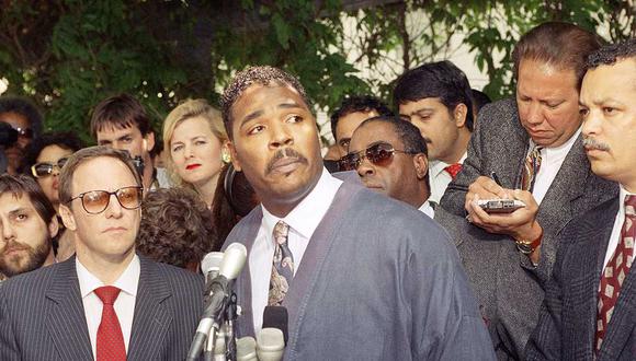 El 1 de mayo de 1992, Rodney King pidió en conferencia de prensa en Los Ángeles que cese la violencia en el país. (Foto: David Longstreath/ AP)