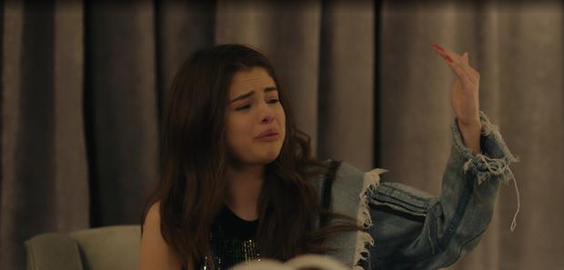 Selena Gomez llorando en "My Mind & Me".