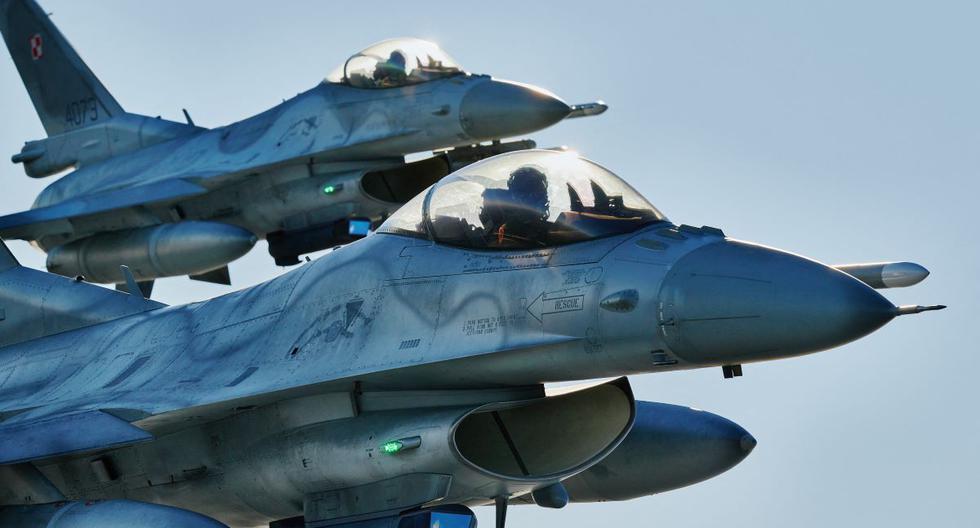 Los aviones de combate F 16 participan en el ejercicio Air Shielding de la OTAN cerca de la base aérea en Lask, Polonia central, el 12 de octubre de 2022. (RADOSLAW JOZWIAK / AFP).