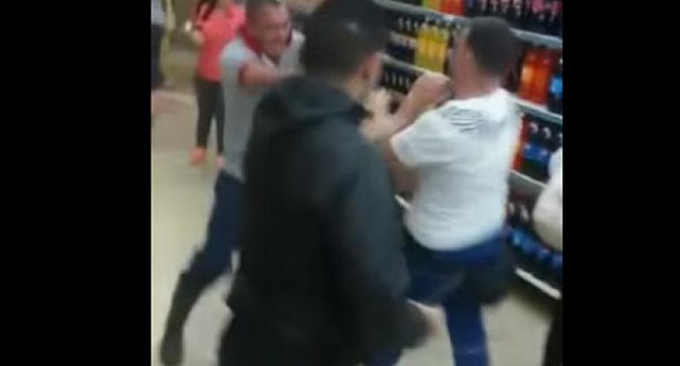Compradores golpean a vendedores de supermercado. (Foto: Captura YouTube)