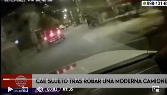 El ladrón, identificado como Matías Gil Palacios Jara, adelanta vehículos e intenta esquivar obstáculos en su recorrido. (América Tv.)