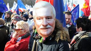 Miles marchan en Polonia por Nobel de la Paz acusado de espía