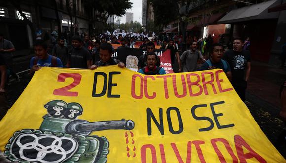 Ciudadanos protestan, el 2 de octubre de 2023, por el 55 aniversario de la masacre de Tlatelolco, en la Ciudad de México, México. (Foto de José Méndez / EFE)