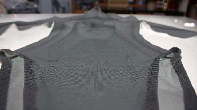 El "Skin II" es un atuendo gris claro con mangas largas que contiene bacterias probióticas saludables, lo que reduce el olor, dijo su diseñadora Rosie Broadhead. (Foto: Reuters)