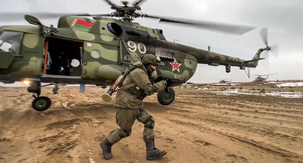 Un paracaidista de Rusia participa en un ejercicio conjunto con las fuerzas armadas de Bielorrusia cerca de Ucrania. (AFP).