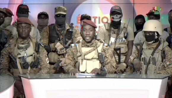 En esta imagen de un video transmitido por la televisión estatal RTB, el capitán Kiswendsida Farouk Azaria Sorgho, portavoz del golpe, lee una declaración en un estudio en Ougadougou, Burkina Faso, el viernes 30 de septiembre de 2022 por la noche. (Foto: RTB a través de AP)