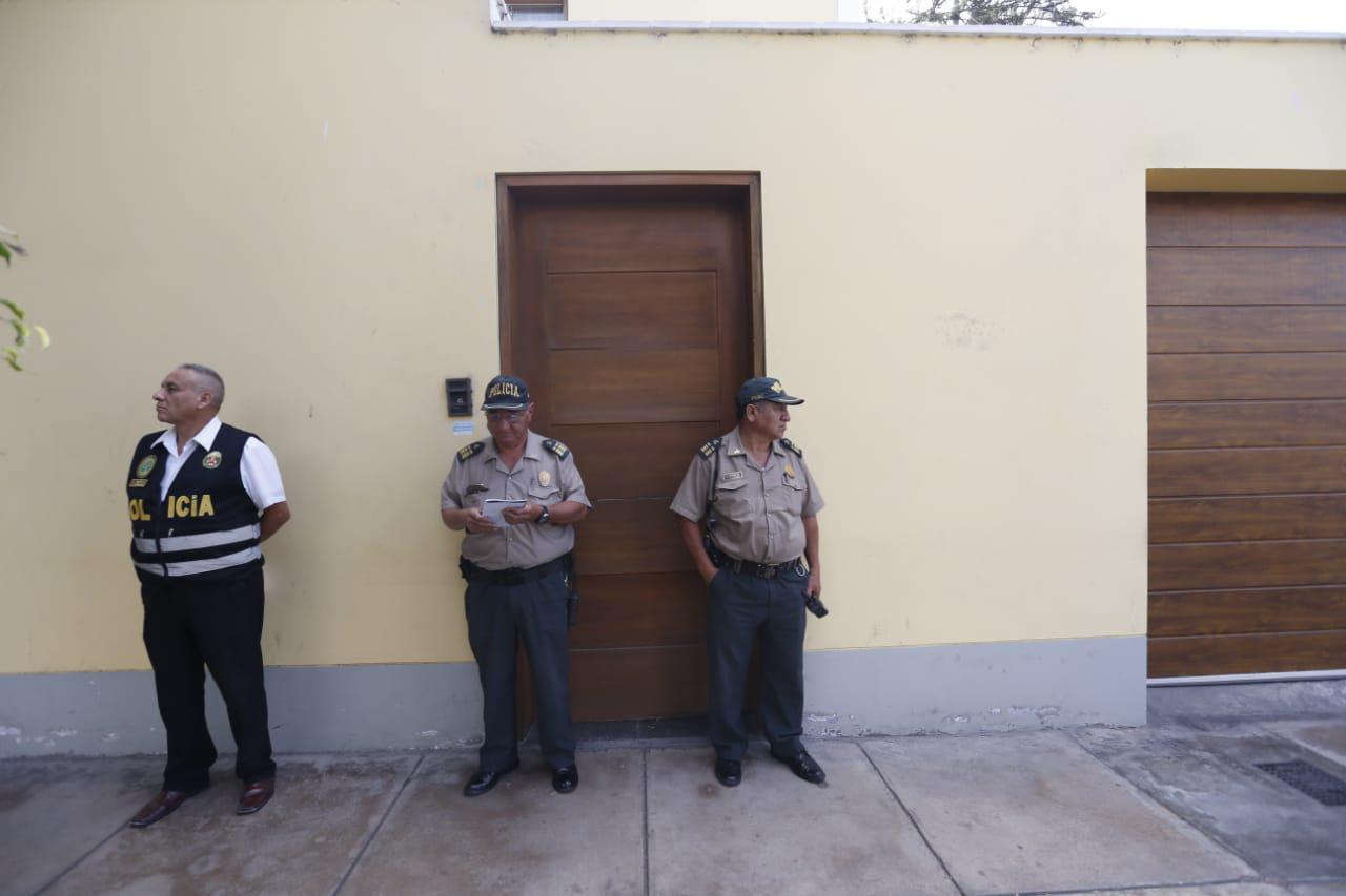 La vivienda del ex presidente permanece resguardada por personal policial, en donde se realiza una diligencia de allanamiento. (Foto: Mario Zapata / GEC)
