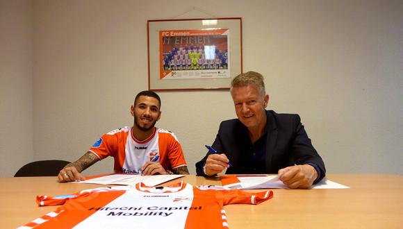 Sergio Peña firmando su contrato con el FC Emmen. (Foto: Agencias)
