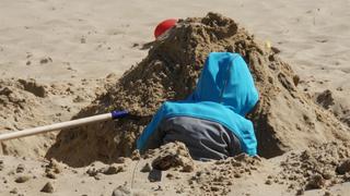 Un chico de 11 años murió asfixiado al derrumbarse un castillo de arena en una playa de Chile 