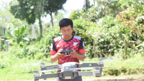Una vez que el dron se eleva y empieza a volar, John Piaguaje lo maneja con facilidad.