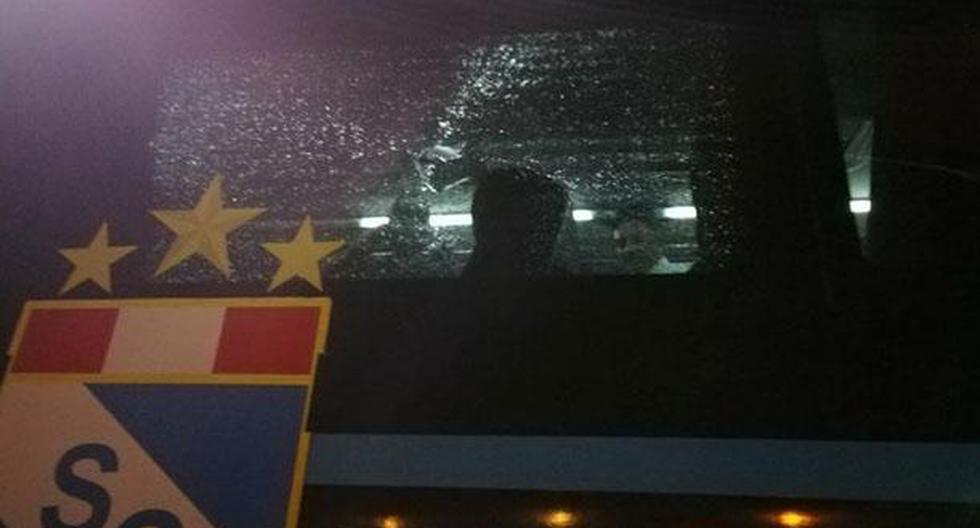 Presuntos hinchas de Sport Boys lanzaron piedras al bus de Sporting Cristal. (Foto: El Portal Celeste)