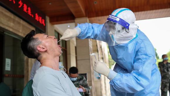 Una persona es sometida a una prueba de detección de coronavirus en Ruili, en la provincia de Yunnan, suroeste de China, el 15 de septiembre de 2020. (Foto: AFP).