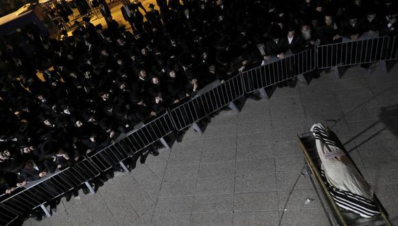 Judíos ultraortodoxos participan en una ceremonia fúnebre en Jerusalén de una víctima de la estampida en el Monte Merón, en el norte de Israel. (Foto de GIL COHEN-MAGEN / AFP).