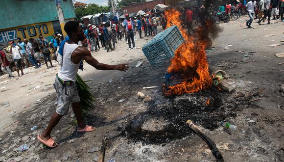 Personas encienden barricadas durante una protesta contra los altos costos de vida, la escasez y la inseguridad, en Puerto Príncipe (Haití). (Foto referencial)