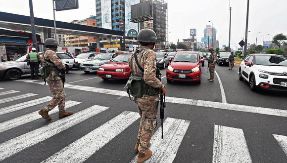 Las Fuerzas Armadas apoyaron a la Policía en el control de calles en cumplimiento del  estado de emergencia. (Foto: Gonzalo Córdova / GEC)