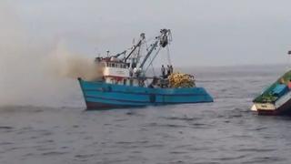 Áncash: rescatan a pescadores tras incendio en una nave industrial [VIDEO]