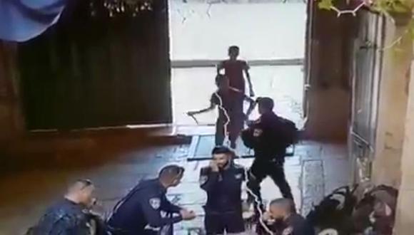 Dos jóvenes palestinos atacaron con cuchillo a policía de Israel. (Foto: Captura YouTube)