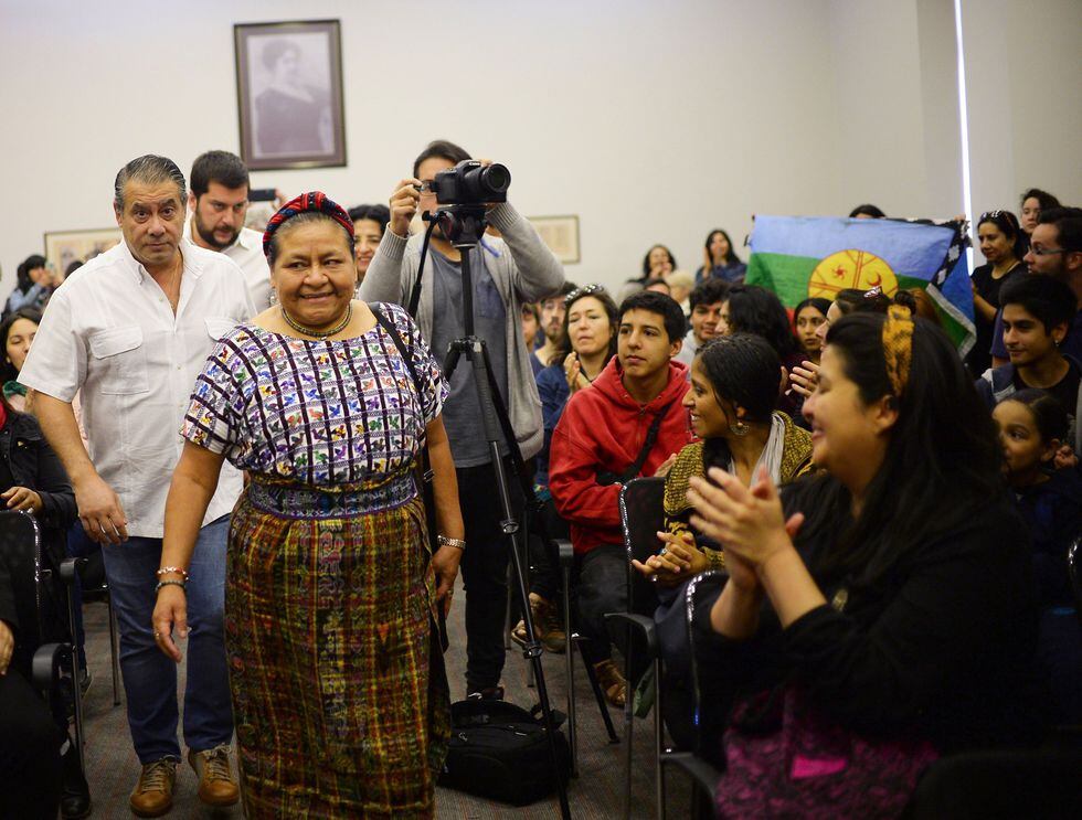 La Nobel de la Paz Rigoberta Menchú está en Chile. (AFP / RODRIGO ARANGUA).