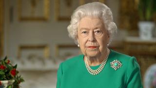“Venceremos” al coronavirus, dice la reina Isabel II al agradecer el trabajo del personal sanitario británico