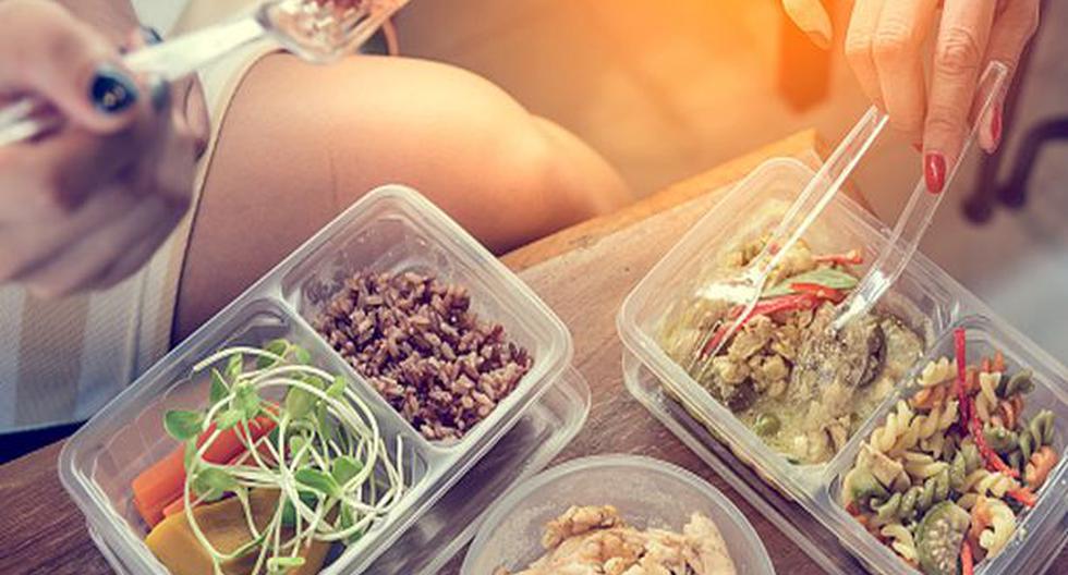 Guardar tus alimentos en un recipiente de plástico puede traerte algunos problemas para tu organismo.(Foto: GettyImages)