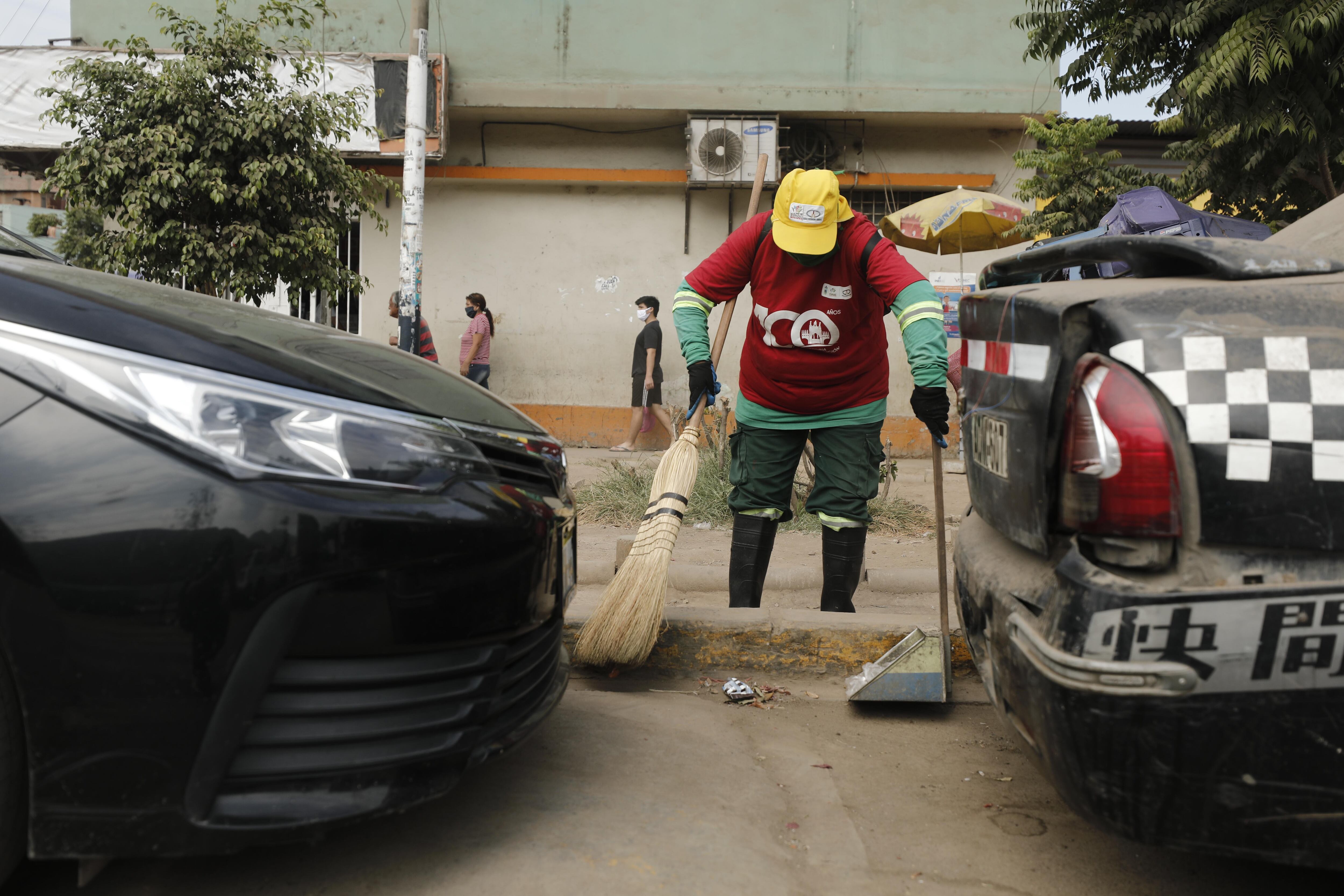 En plena cuarentena algunos vecinos se han 'olvidado' de guardar sus vehículos en sus estacionamientos, lo que dificulta la labor de los trabajadores de limpieza (Foto: Leandro Britto/El Comercio).