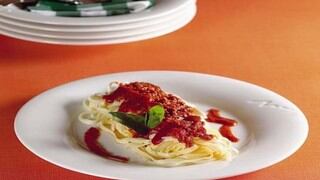 Pasta larga con ragú a la boloñesa