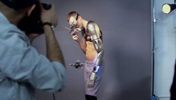 Joven recibe prótesis inspirada en el videojuego Metal Gear