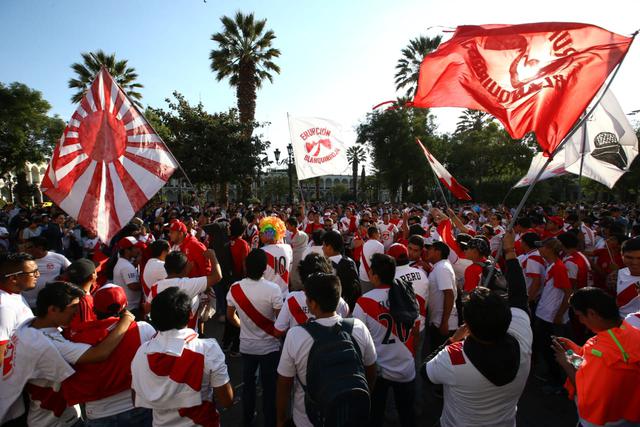 Los hinchas de la Selección Peruana arman la fiesta en las calles de Arequipa. (Foto: Jesús Saucedo)