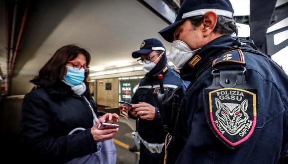 La policía de Italia pide el código QR que confirma que las personas recibieron la vacuna contra el coronavirus para acceder al sistema de transporte. (EFE / EPA / GIUSEPPE LAMI).