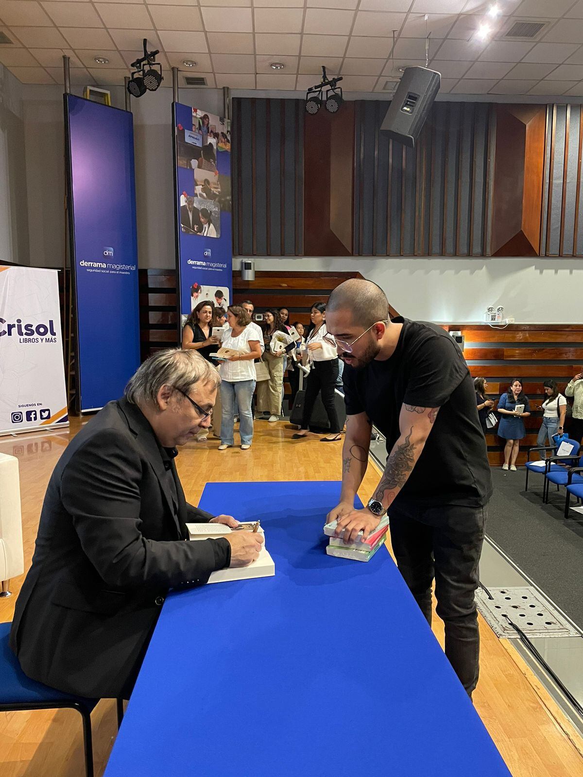 Gabriel Rolón llegó a Lima para presentar su libro "La Felicidad" y firmar ejemplares a cientos de sus seguidores. 