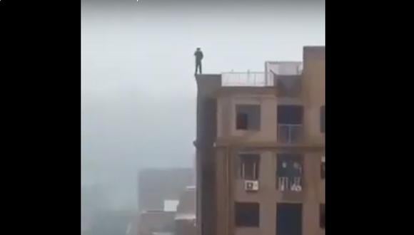 India: Hombre cae del último piso de un edificio cuando intentaba tomarse un selfie.