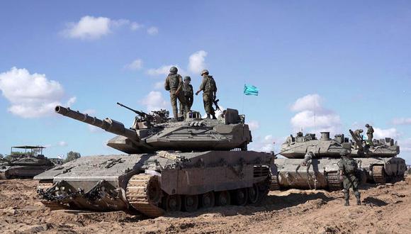 Soldados israelíes sobre un tanque de batalla principal como parte de la Brigada Givati que opera en el este de Rafah, en el sur de la Franja de Gaza, el 10 de mayo de 2024. (Foto del Ejército israelí / AFP)