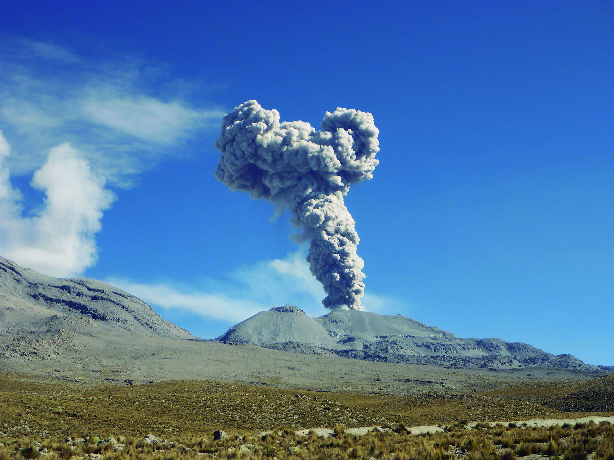 En la provincia arequipeña de Caylloma, se encuentra el Sabancaya que también está en actividad y ha sido catalogado de muy alto peligro volcánico.