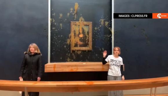 Dos activistas protestan frente al cuadro de 'La Gioconda' luego de arrojarle sopa al vidrio que la protege en el Louvre, París, Francia, el 28 de enero de 2024. (Captura de Twitter/X @dave24144975)