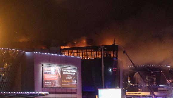 Los bomberos combaten un incendio en la sala de conciertos Crocus City Hall tras un tiroteo en Krasnogorsk, en las afueras de Moscú, Rusia, el 22 de marzo de 2024 | Foto: EFE/EPA/MAXIM SHIPENKOV