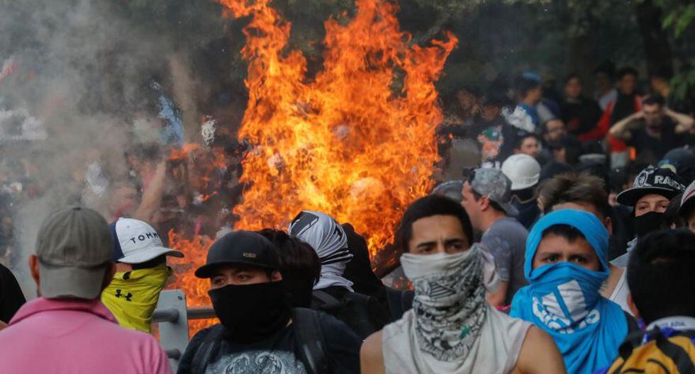 Demonstrators are seen near a fire during a protest against Chile's state economic model in Santiago, Chile October 25, 2019. REUTERS/Henry Romero